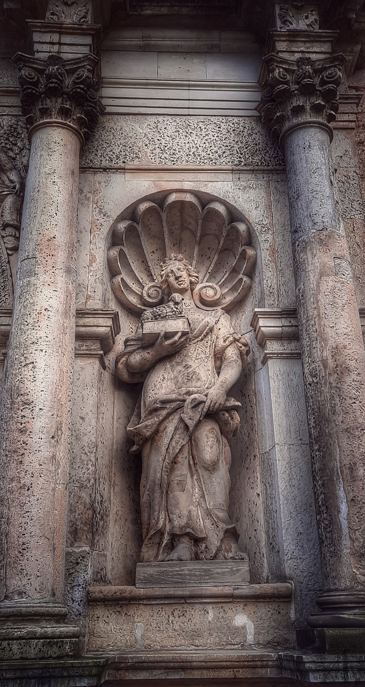 Statue