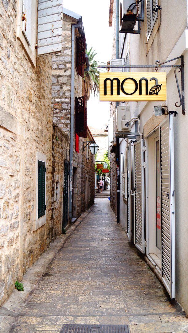 Mona