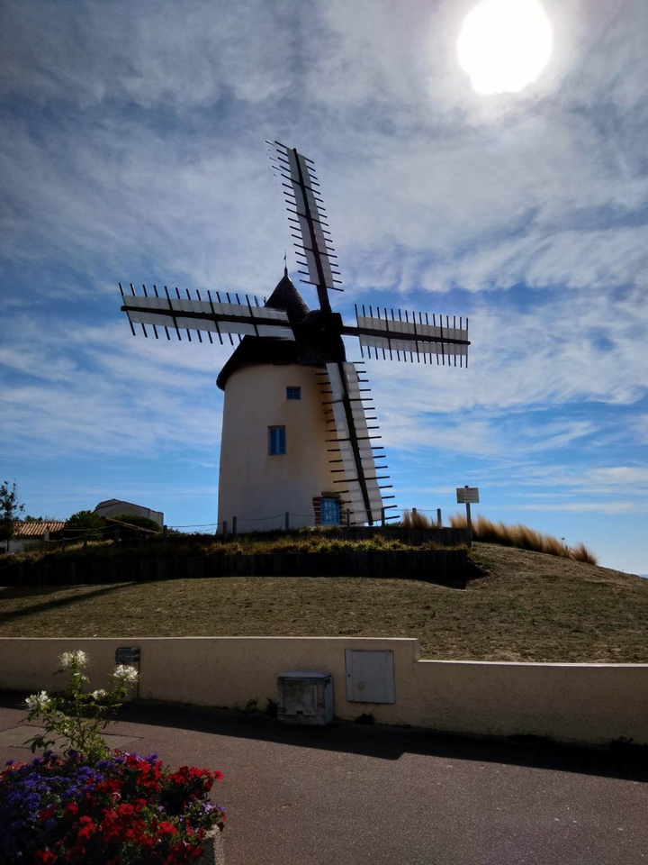 "Tourne, tourne, ton moulin bats trop vite"