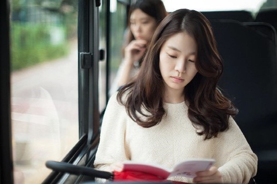 버스에서책을보는누나♡