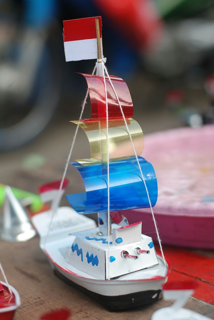 white ship