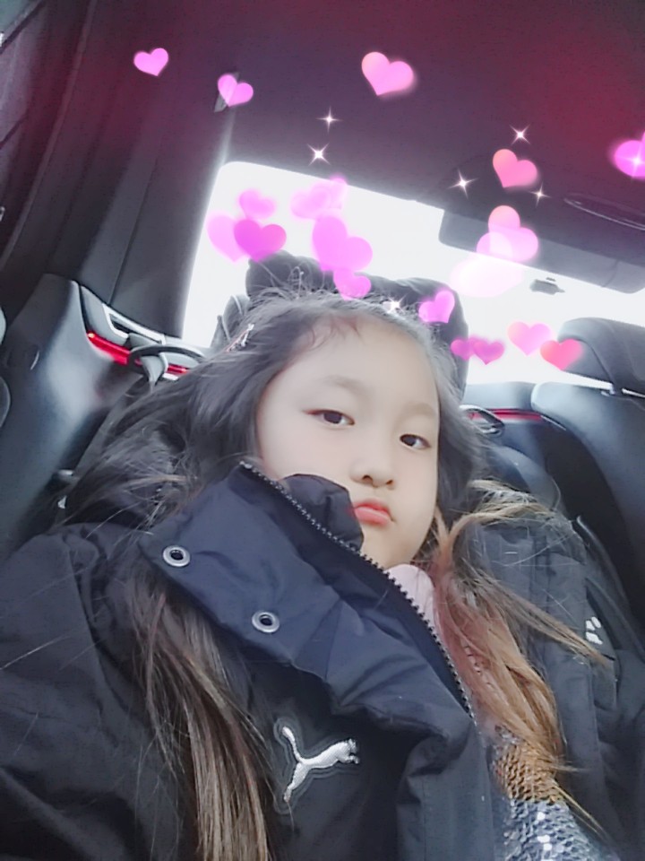 >_<