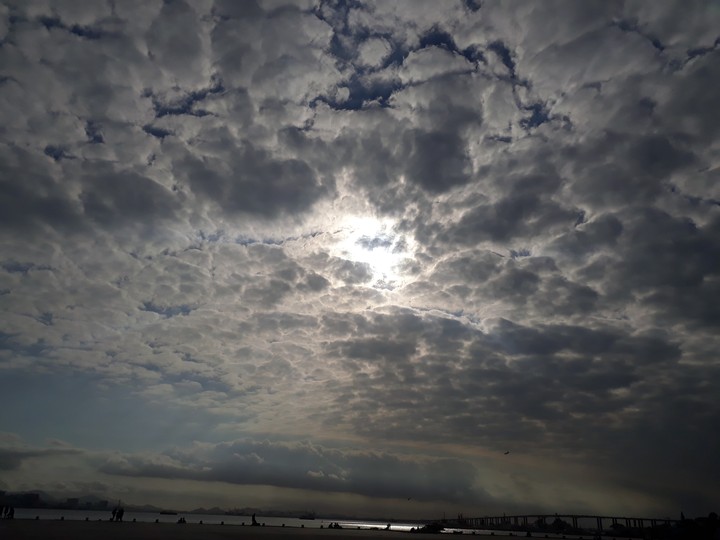 Sol com nuvens