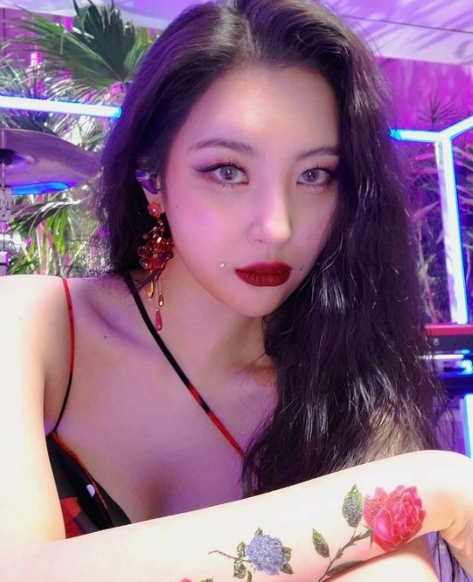 Korean singer Sunmi's tail album