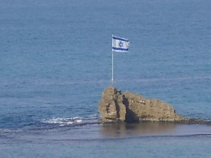 דגל על הסלע