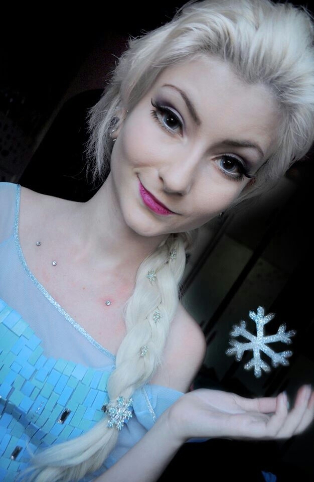 Queen Elsa  magic snowflake