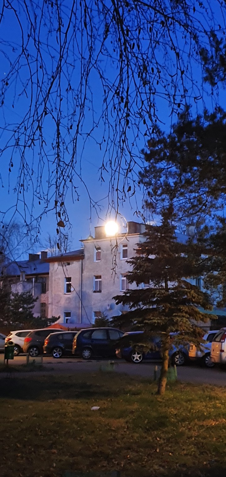 Księżyc o poranku grudnia 2020