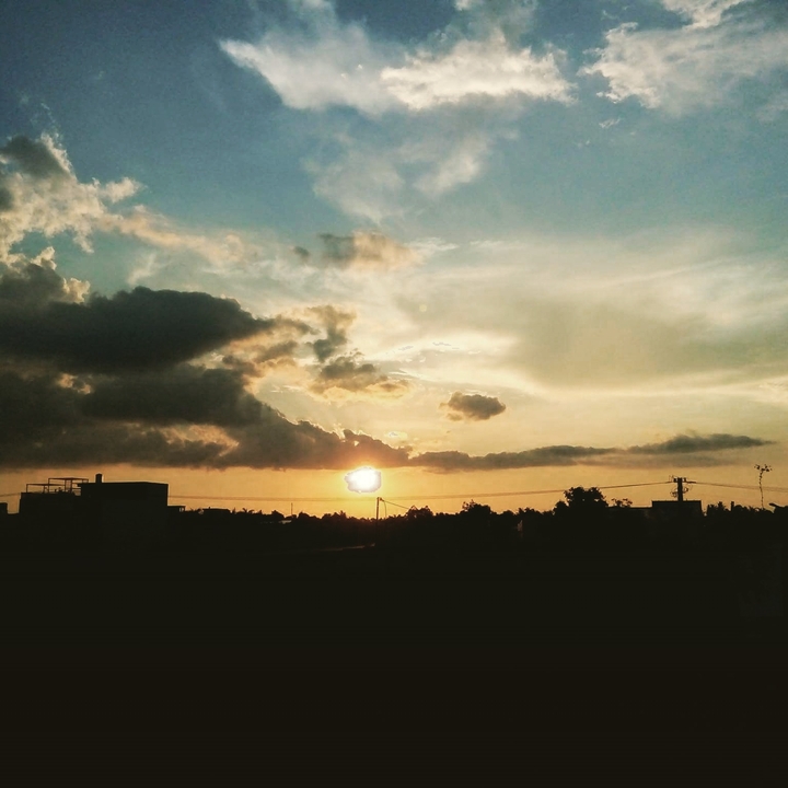 Mặt trời lặng trước nhà ông ấy