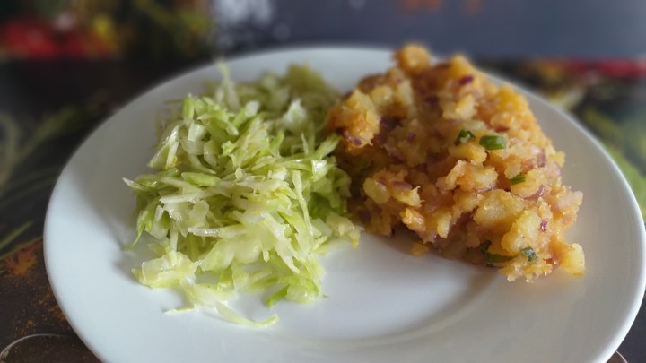 Rustic potatoes with cabbage salad
