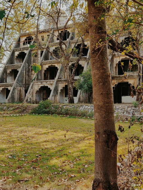 Silently in Ruins