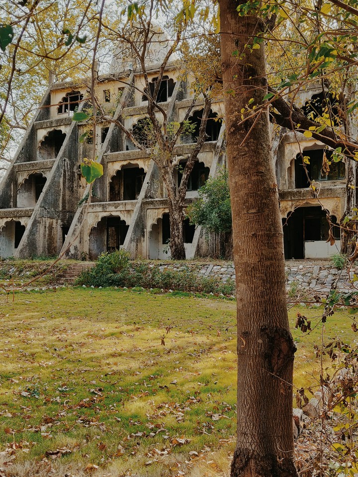 Silently in Ruins