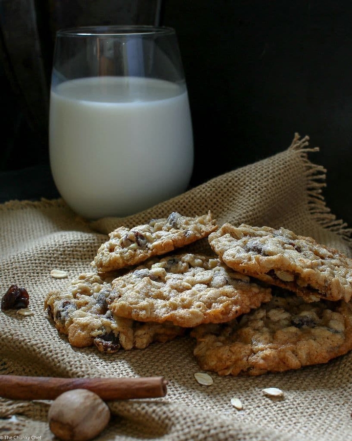 Oatmeal raisins cookies and milk