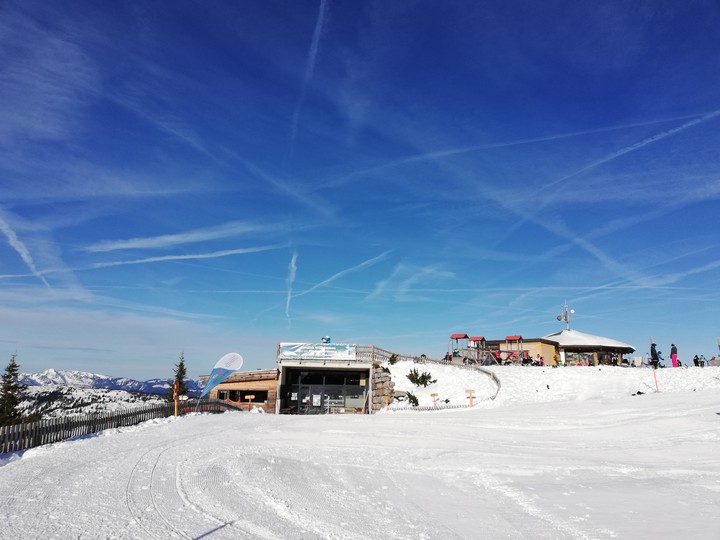 Steinplatte im Winter