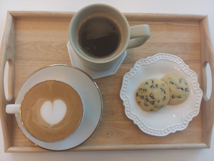 cafe latte, americano, cookies