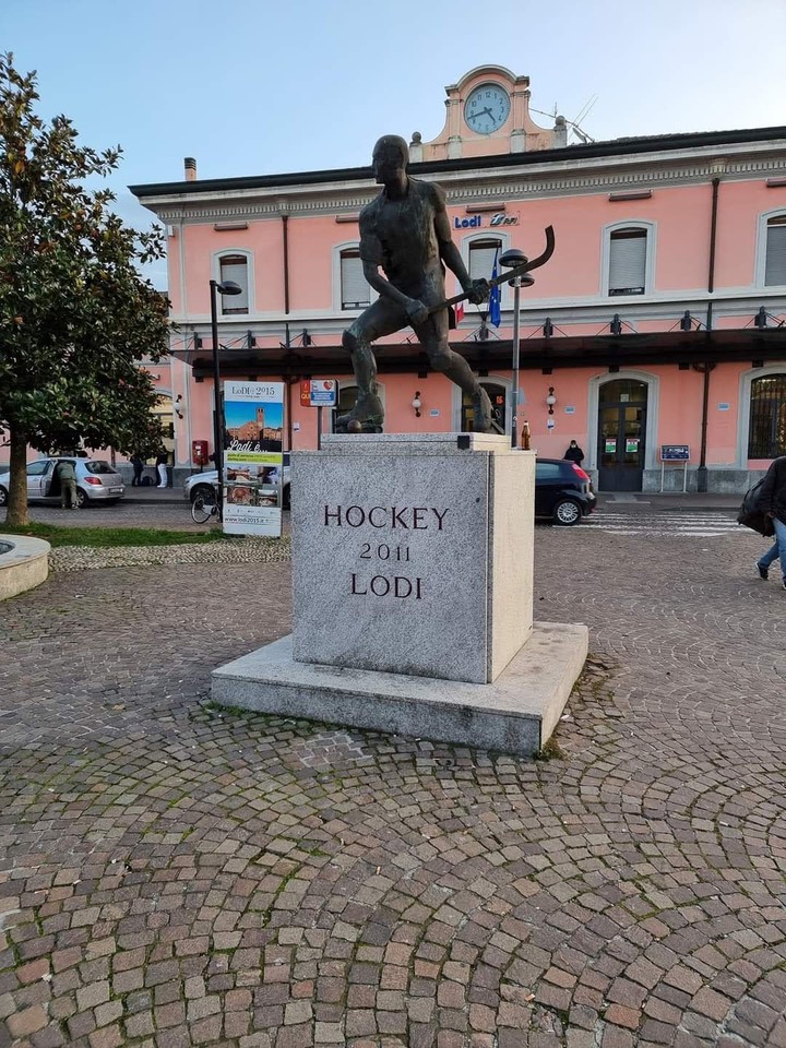 Statua ai vincitori di hockey Lodi