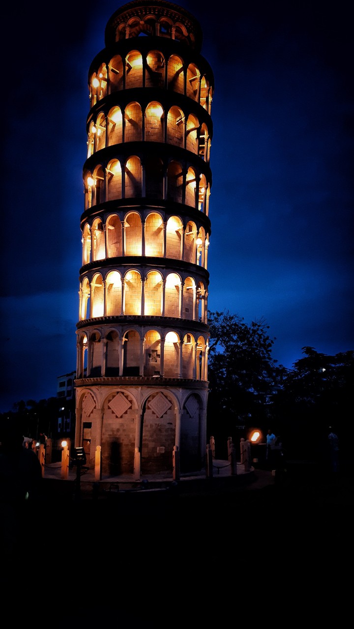 Sculpture of Leaning Tower of Pisa