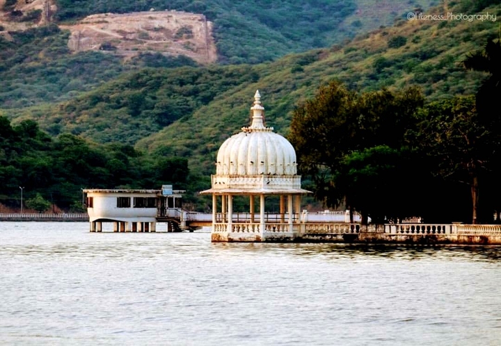 lake side scene udaipur