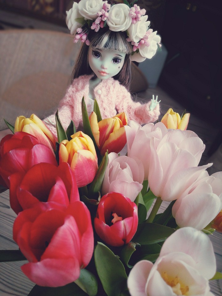 doll with tulips