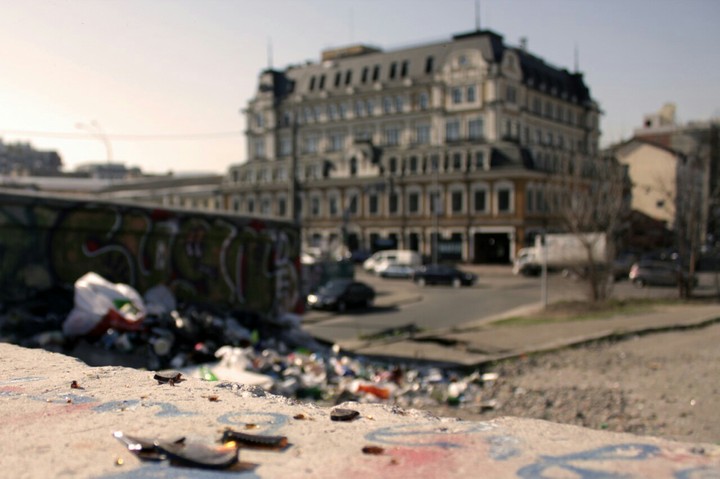 Trash lain the city