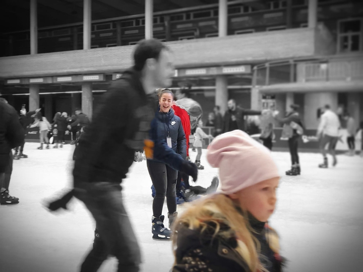 Patinando pista de hielo