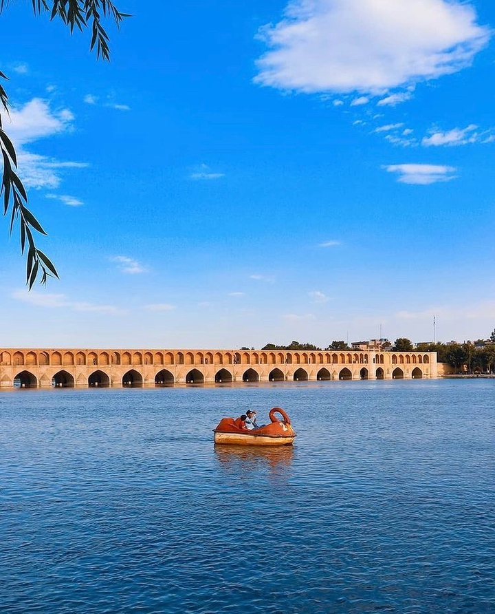 Sio-se Plo (thirty three bridges)