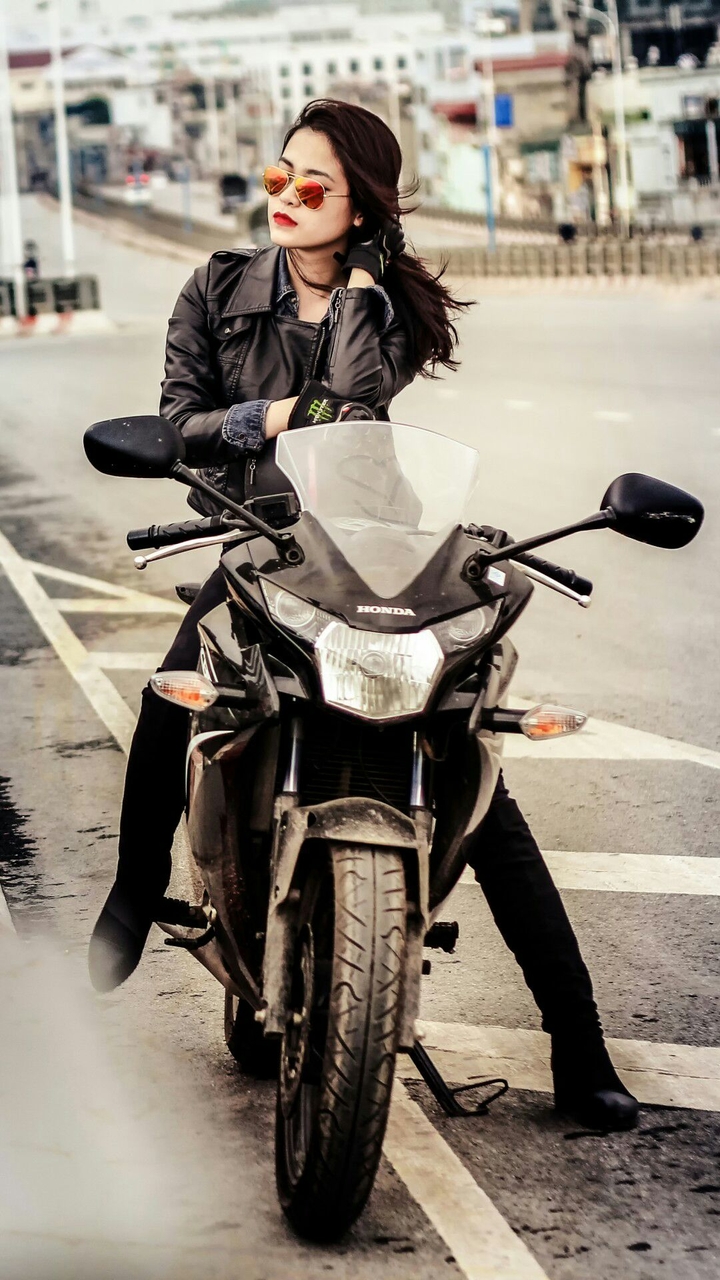 Chica en moto