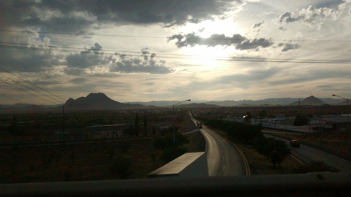 Ciudad fronteriza, atardecer que ameniza.