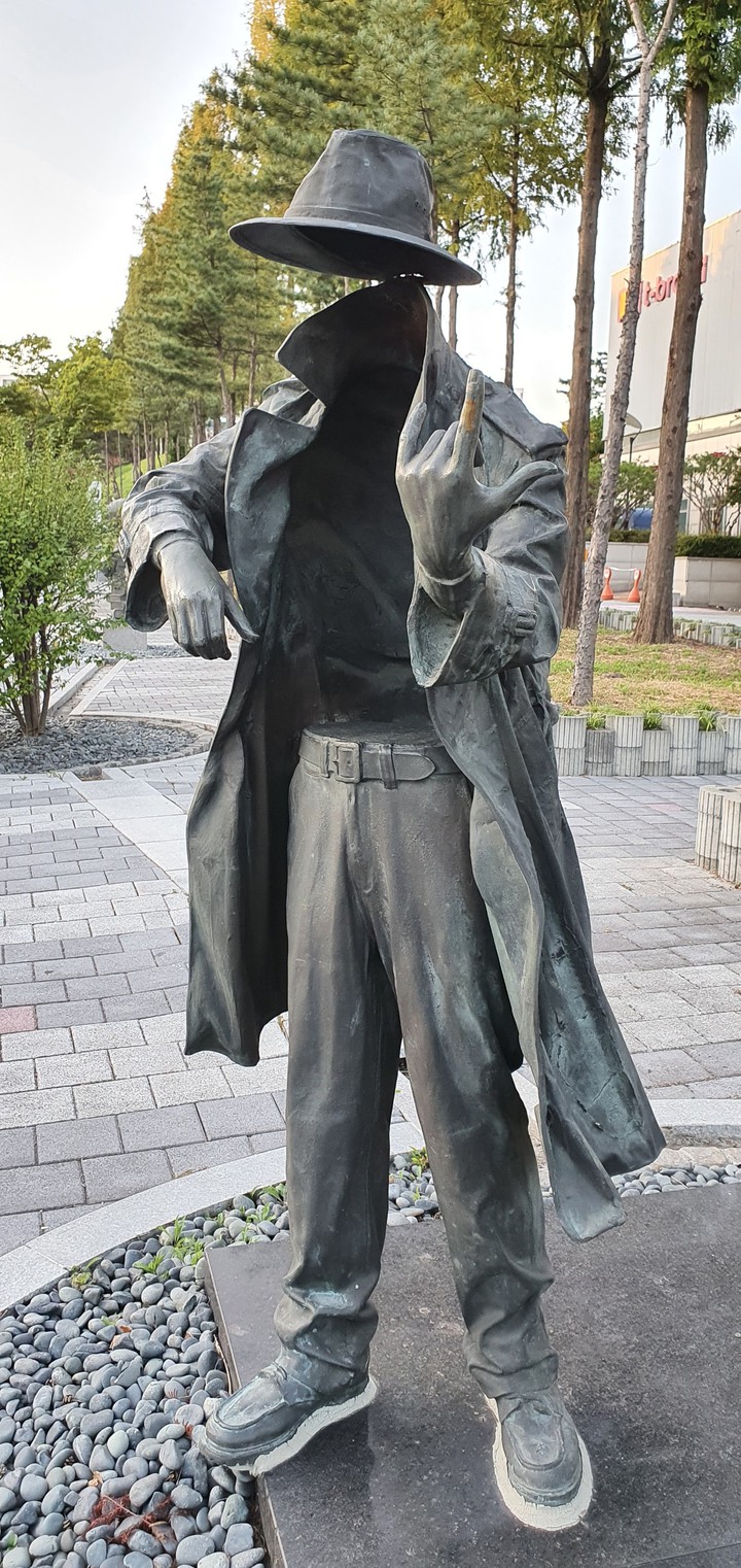 Statue of violinist
