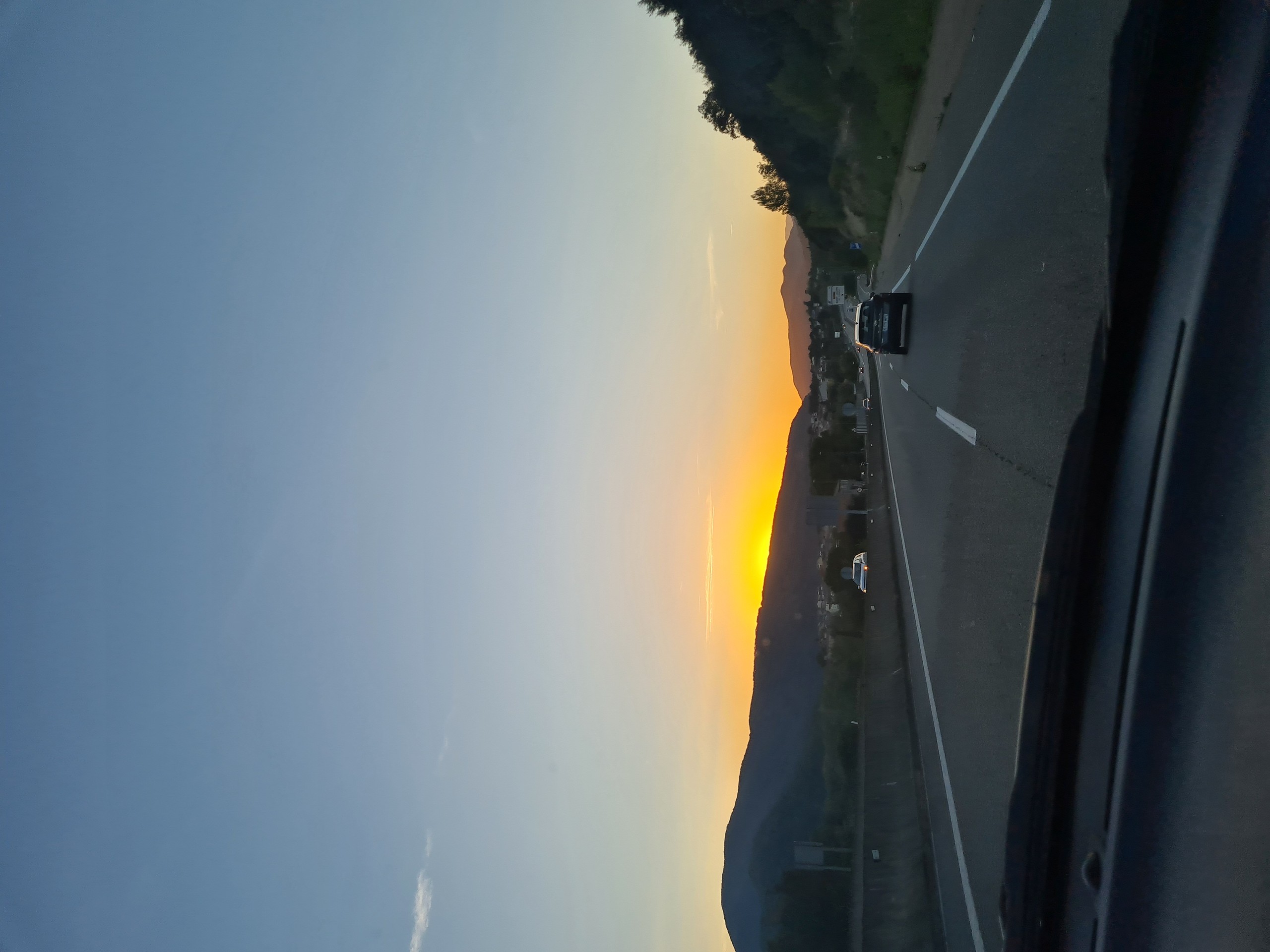 Sky, Mode_of_transport, Road