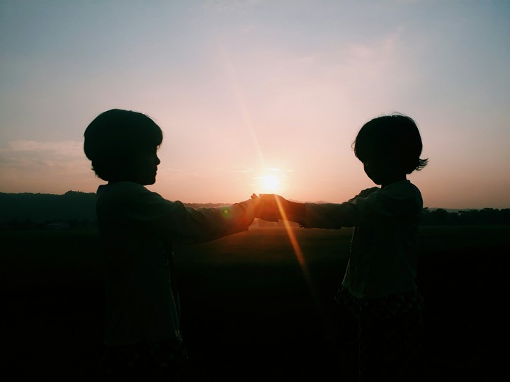 my twin playing w sunrise