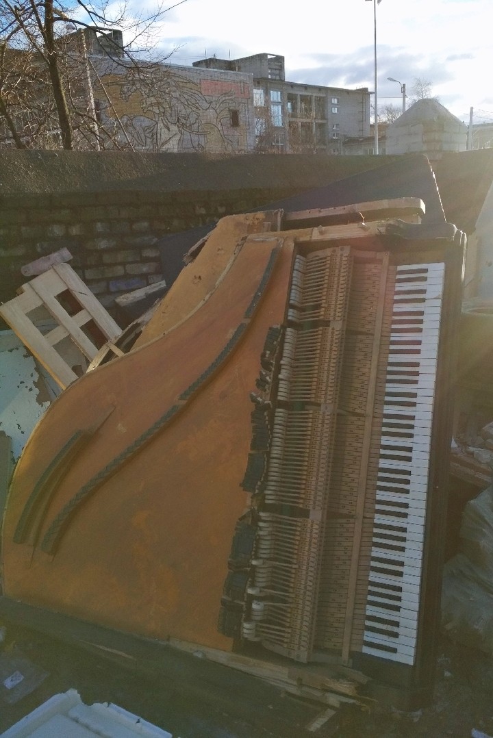 Broken piano