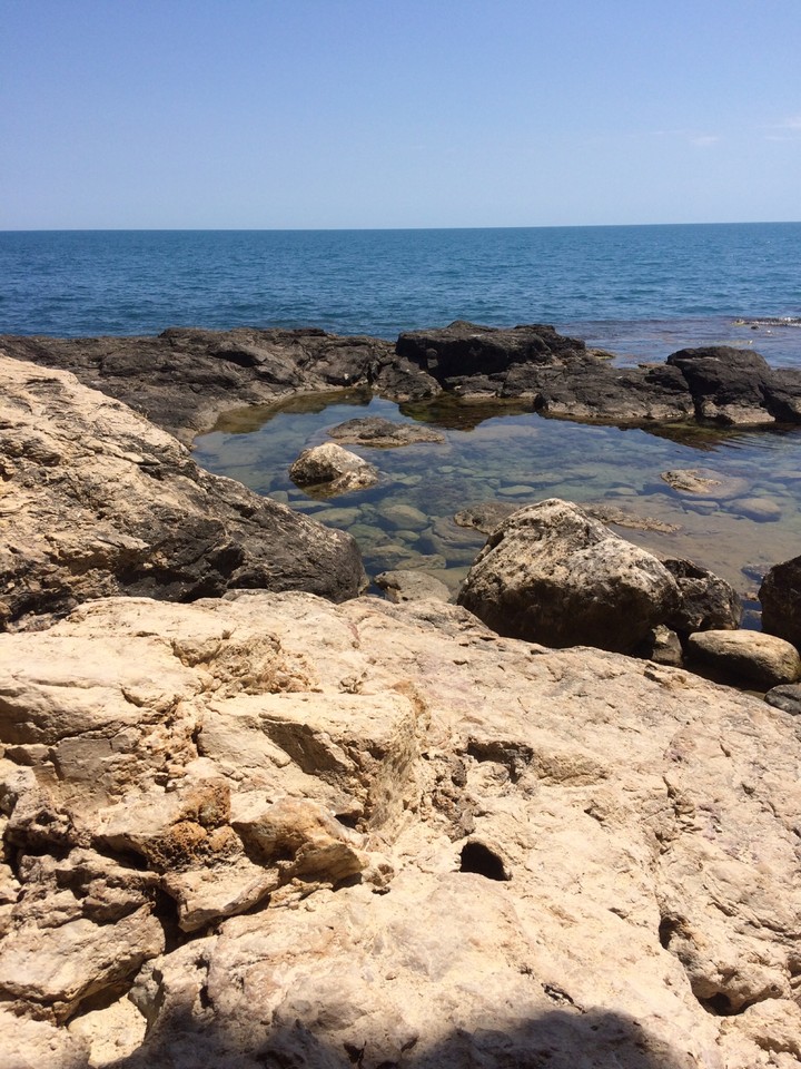 And the sea is singing to me a beautiful song