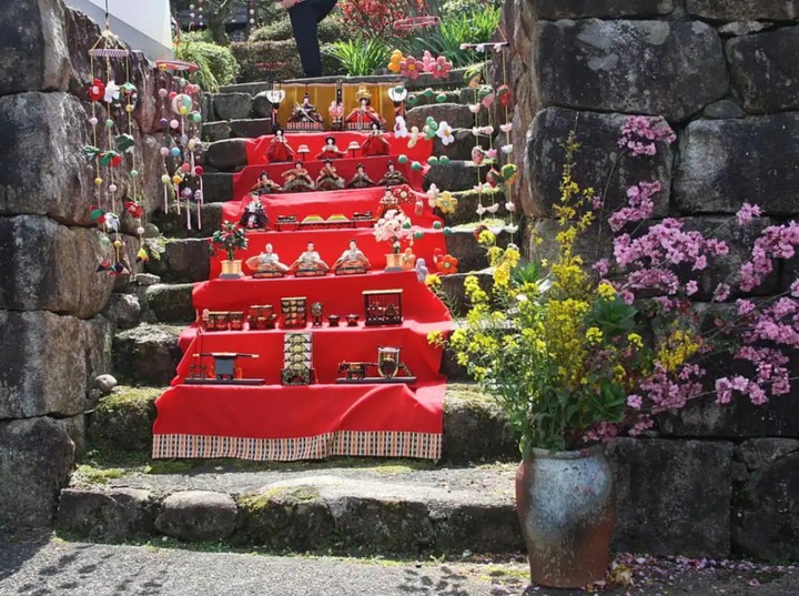 outdoor doll display