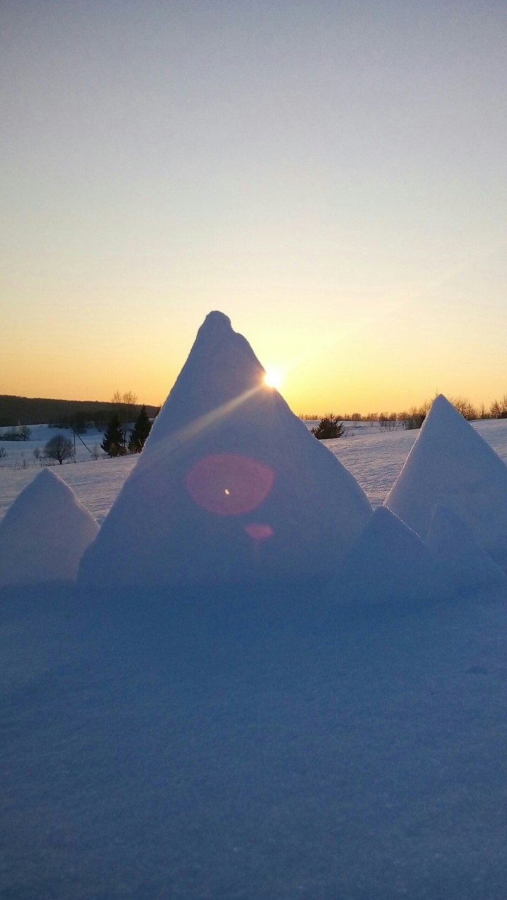 Snow pyramids❄