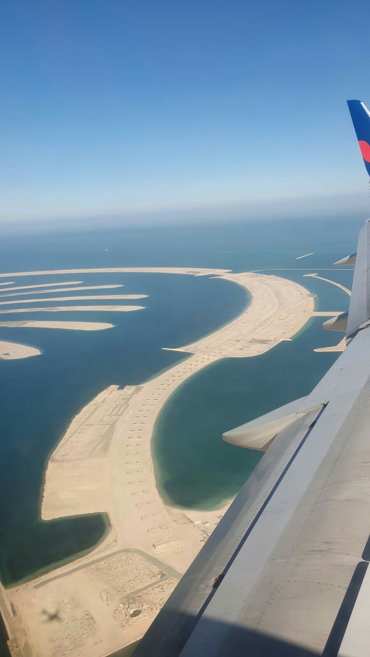 Под крылом самолёта.