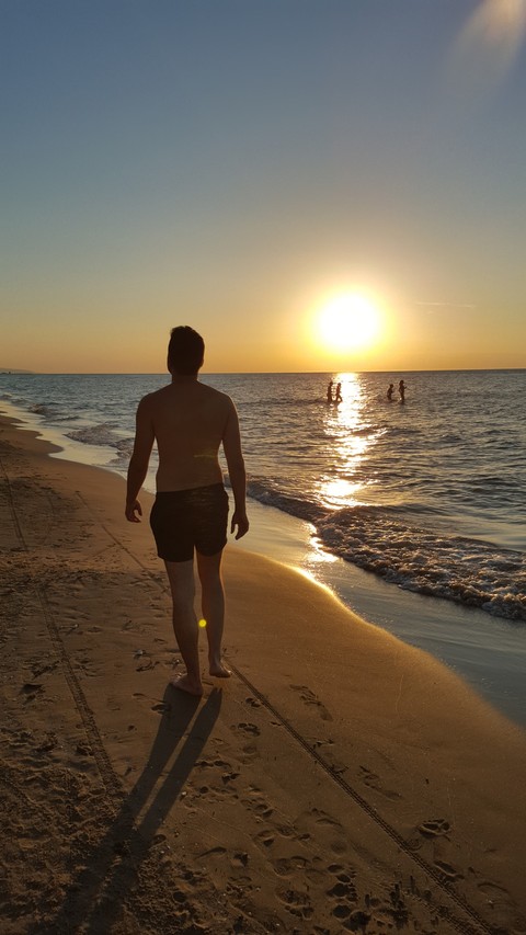 Passeggiando in spiaggia. San Menaio. Puglia