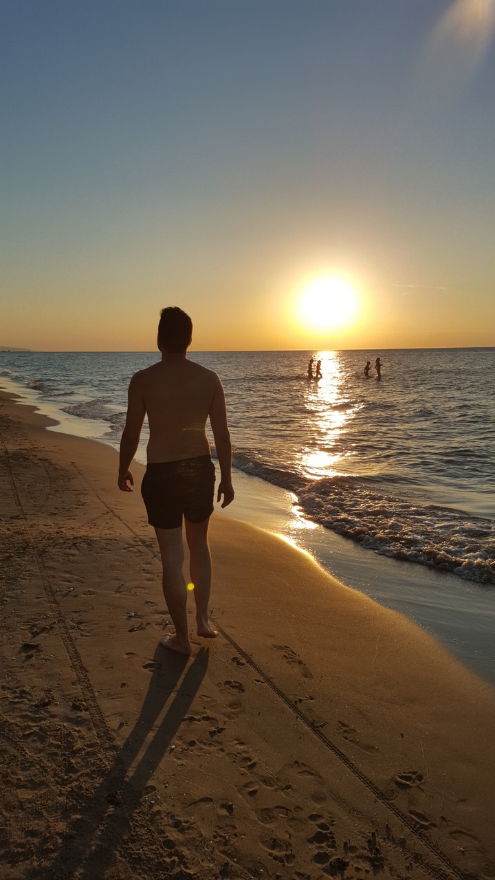 Passeggiando in spiaggia. San Menaio. Puglia
