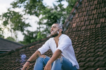 Paulo Henrique smoking