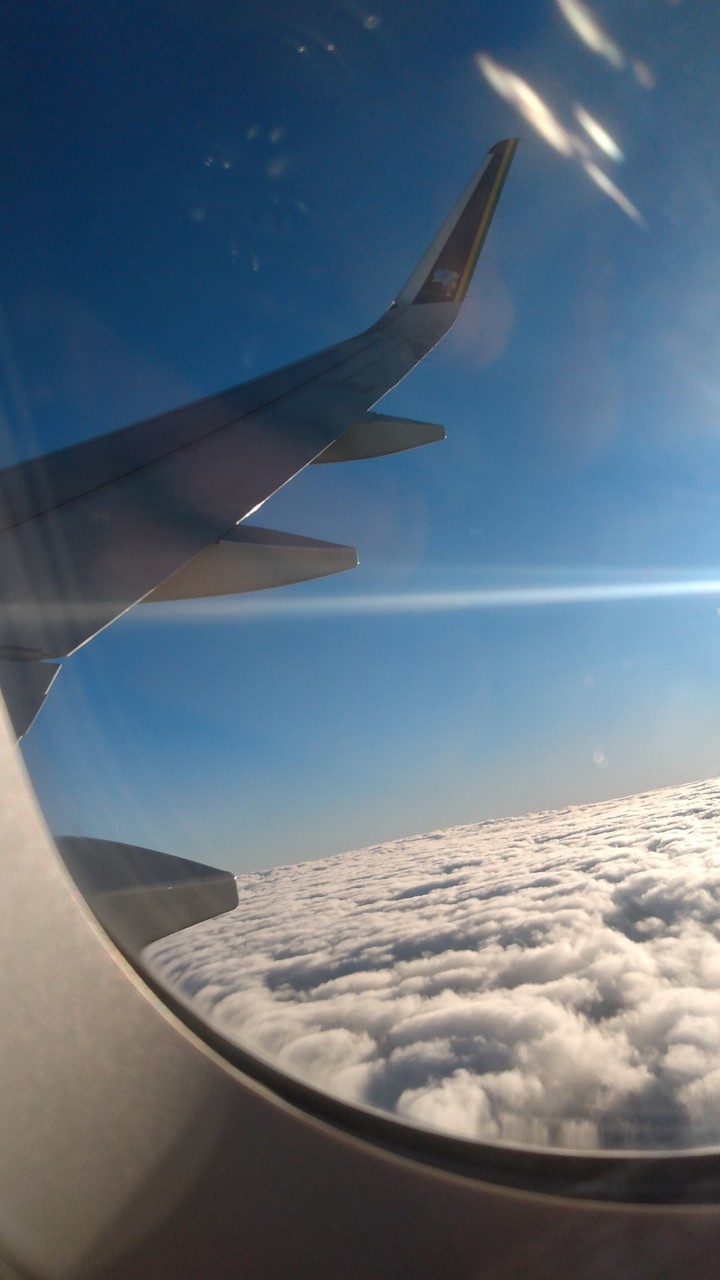 avião nas nuvens