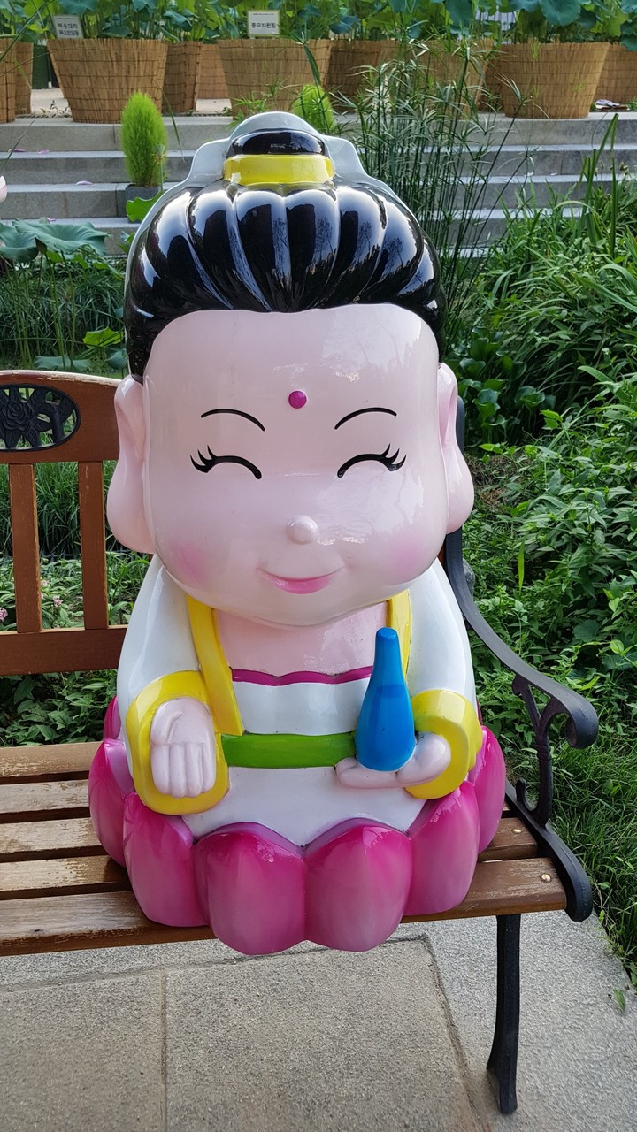 관세음보살 이십니다.