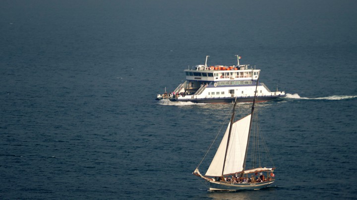 Segelboot und Fähre auf dem Gardasee