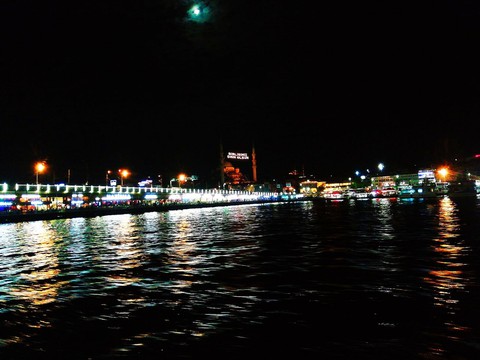 Turkey. İstanbul. Bosphorus. Night. Mosque. Restaurants.