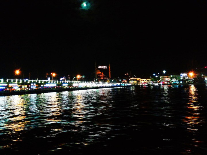 Turkey. İstanbul. Bosphorus. Night. Mosque. Restaurants.