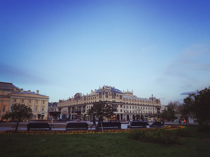 рядом с театром