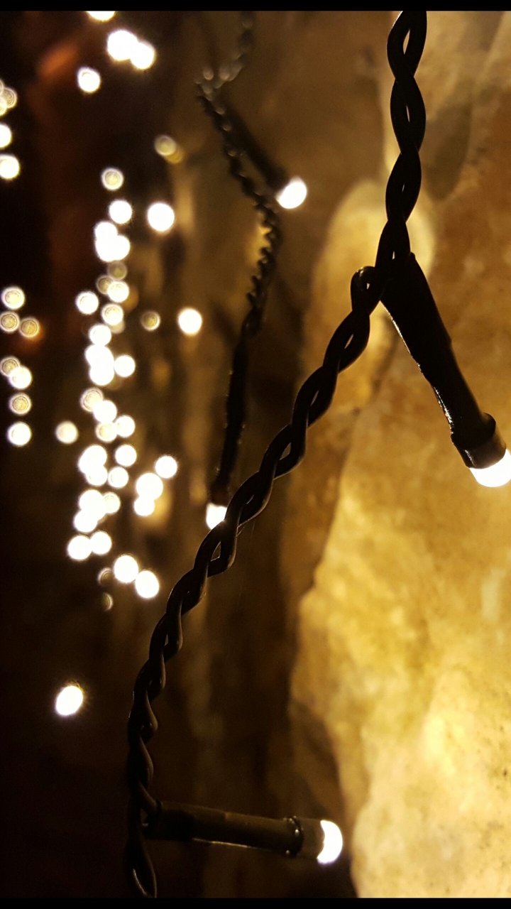 Weihnachtslichter an Steinen