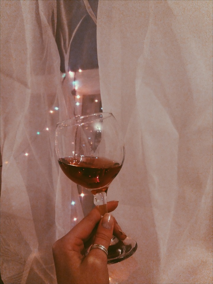 it's wine o'clock