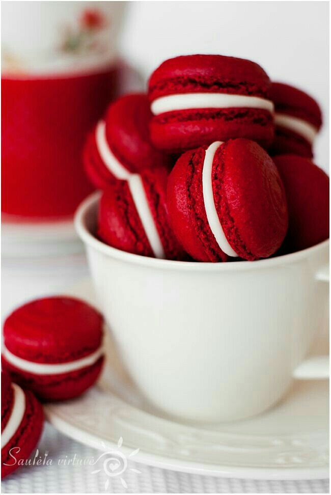 red velvet macrons