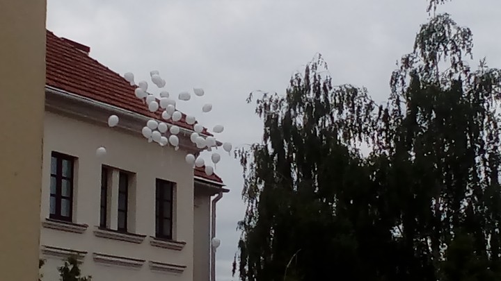 летят воздушные шары
