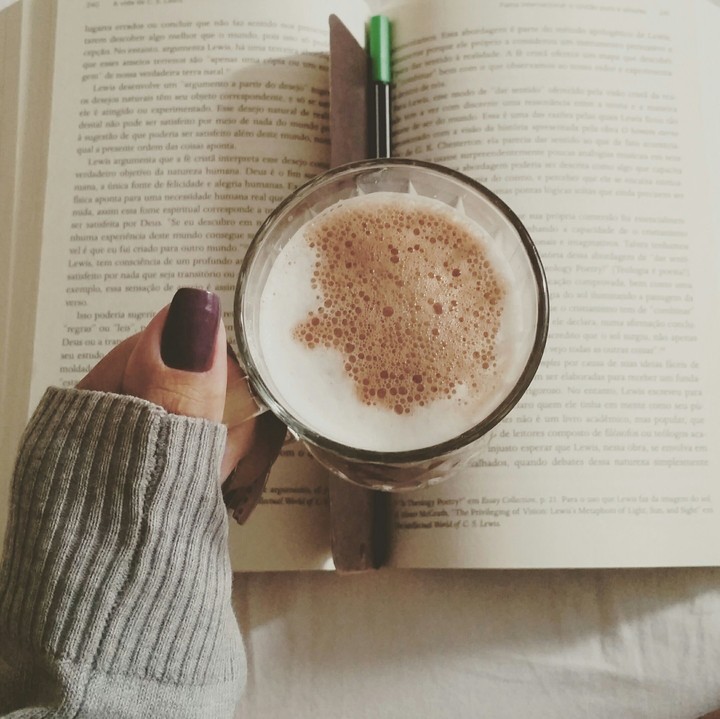 Livro, café e frio
