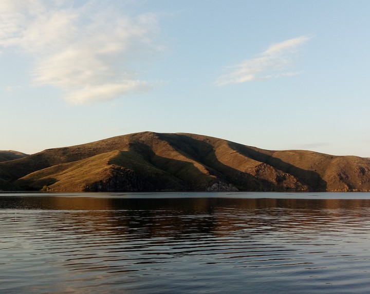 Осенний закат. Вода. Пристань.